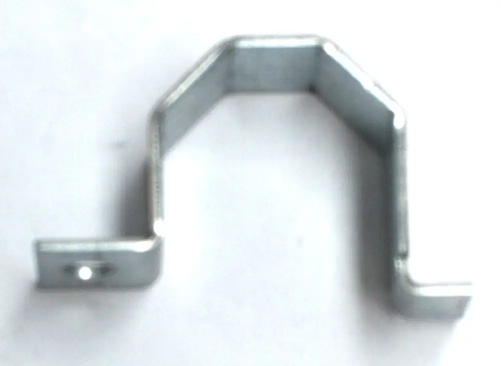 Daikin Rohrschelle aus Metall, U-förmig mit einer seitlichen Halterung. Geeignet zur Befestigung von Rohren in Heizungs- und Klimaanlagen.